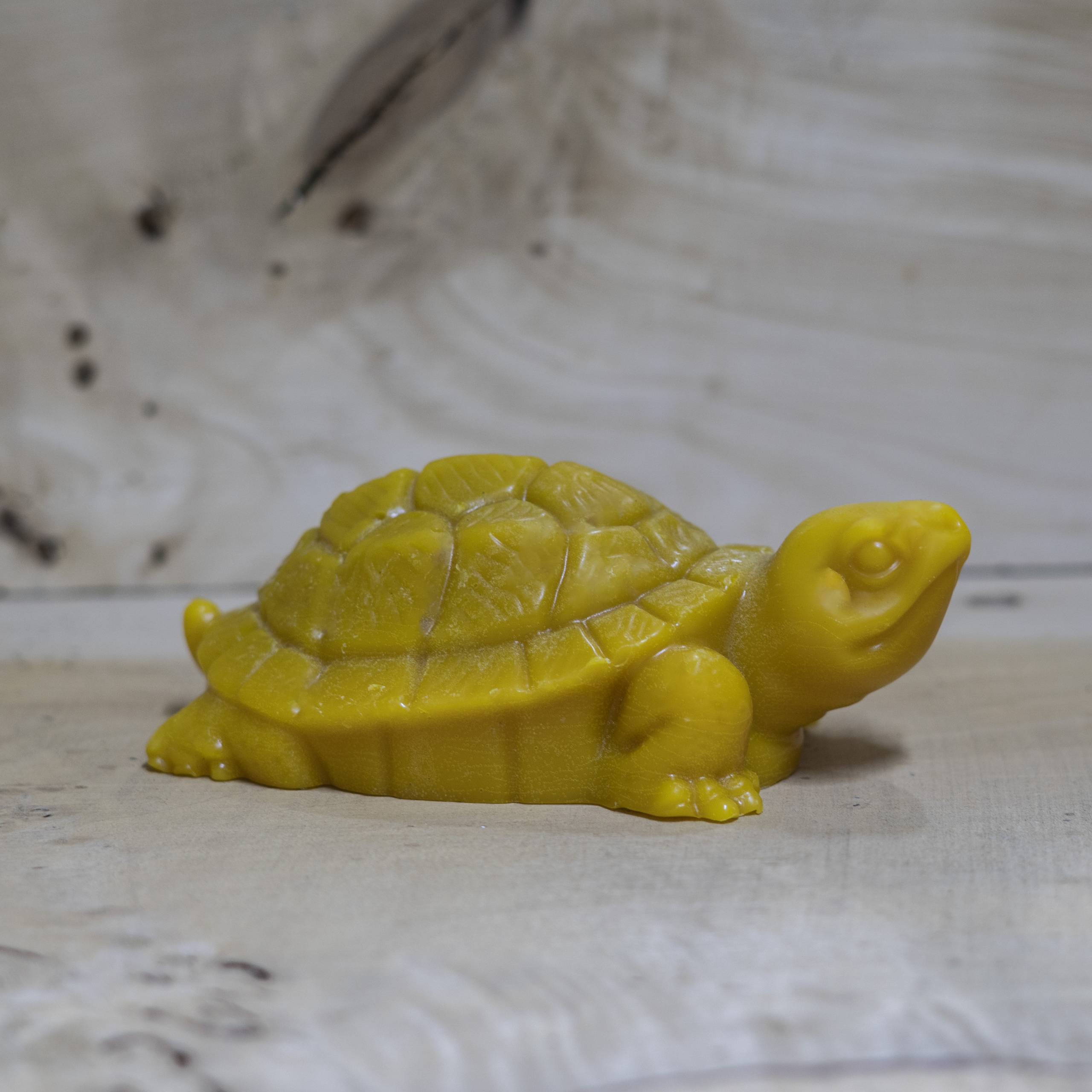 Nagy teknős méhviasz gyertya 200 gr.